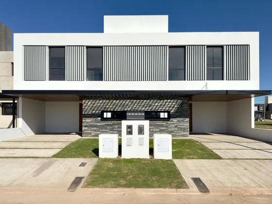 Casa En Venta En Terrazas De Manantiales , 3 Dormitorios, Principal En Suite