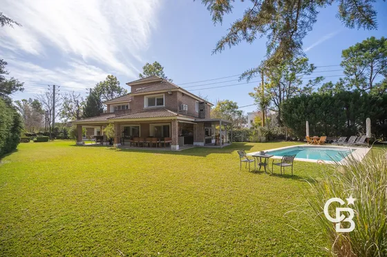 Casa En Venta - 4 Dormitorios - Mayling Cc