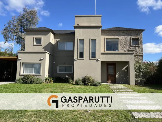 Casa En Venta Con Pileta, 3 Dorm. Barrio San Matías!