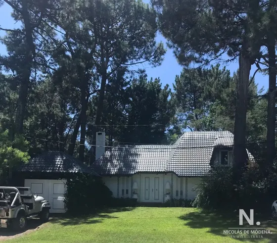 Chalet De 4 Dormitorios, Piscina Y Parrillero En Alquiler. Zona Tranquila. Punta Del Este.