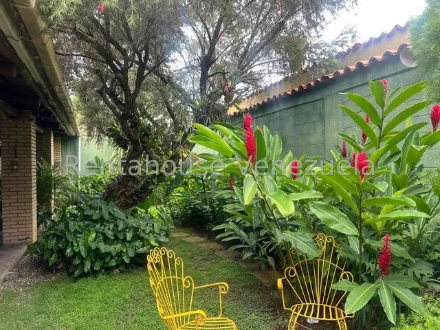 Daniela Linarez Vende Casas Comoda Y Agradable En La Mejor Zona Del Este De Barquisimeto Con Amplios Espacios Con Tanque Subterráneo Bellas Áreas Comunes Para Disfrutar                                