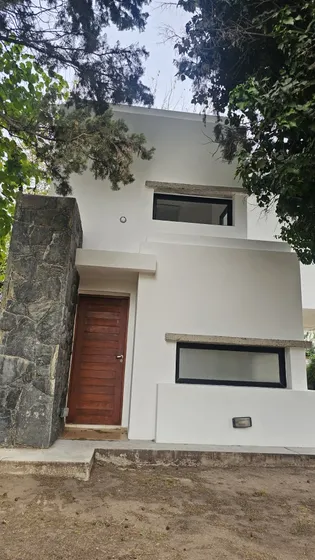 Alquiler Casa Tres Dormitorios Housing Villa Allende