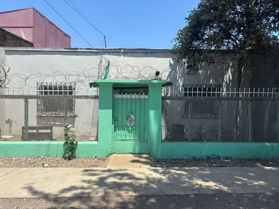 Casa Sólida Con Gran Potencial De Remodelación.