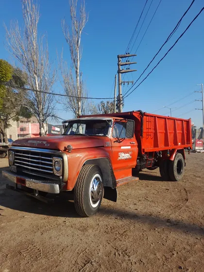 Ford F7000 Volcador