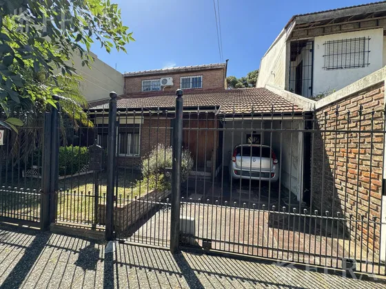 Venta Casa De 6 Ambientes Con Cochera Y Jardín En Quilmes