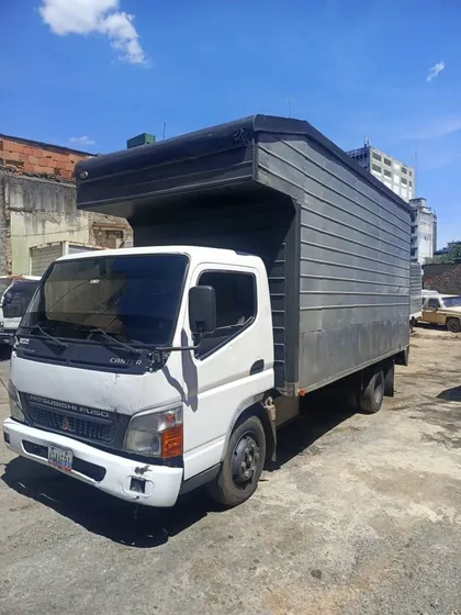 Mitsubishi Canter Camión Cava