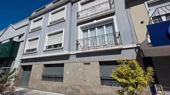Alquiler Uso Profesional. Oficina De 3 Ambientes En Planta Baja. Macrocentro.