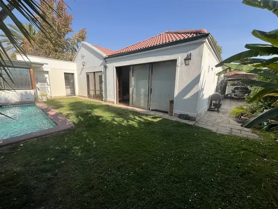 Casa En Venta De 4d/3b+salita, Servicios Y Piscina