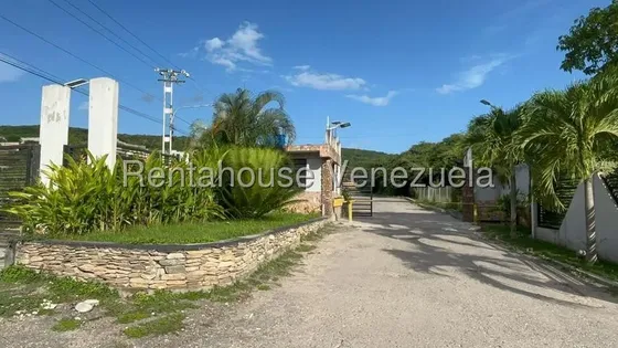 Maritza Lucena Vende Extenso Terreno Al Este De Barquisimeto, Ideal Para Construir El Proyecto De Tus Sueños. 27-4670