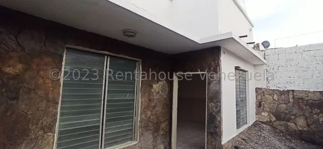 Casa Comercial En Alquiler Zona Centro Oeste De Barquisimeto 24-5909 Dh