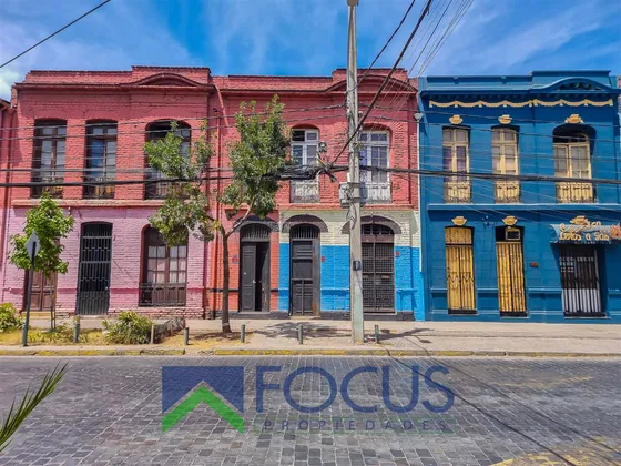 Casa En Venta De 30 Dorm. En Santiago