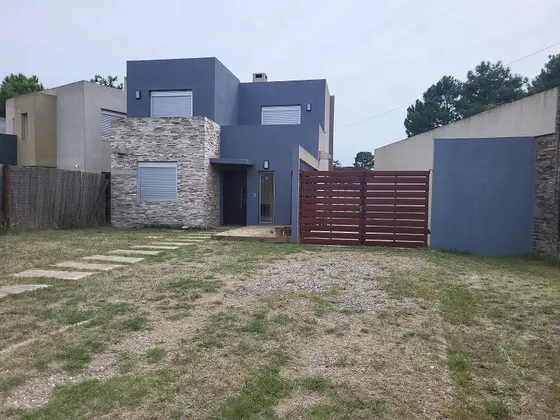 Hermosa Casa En Barrio Portal Del Este