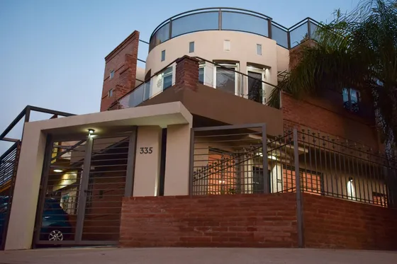 En Venta 2  Departamentos Pb 1 Dormitorio Con Patio,  Pa. 2 Dormitorios Con Terraza Propia- Sol Y Lago- Villa Carlos Paz,pa