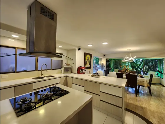 Venta De Espectacular Apartamento Tipo Casa Poblado, Entorno Verde