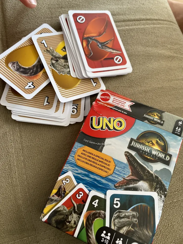 UNO Jurassic World El Renacer – Juego De Cartas Con Regla Especial Ataque Del Tiranosaurio Rex | Baraja Con Gráficos De La Película | 2-10 Jugadores Desde 7 Años