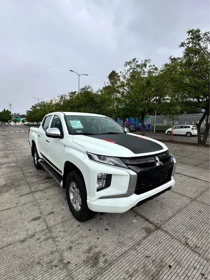 Mitsubishi L200 2.4 Cabina Doble 4x2 Mt