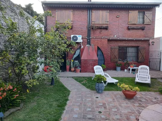 Casa En Venta - 4 Dormitorios 4 Baños - Cochera - 700mts2 - Merlo Oeste