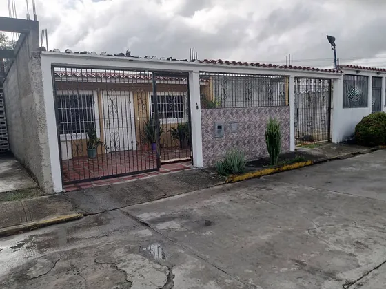 Casa En Venta Urbanizacion Las Brisas De Cua 200m2/3/2/1 Ref.16.000$