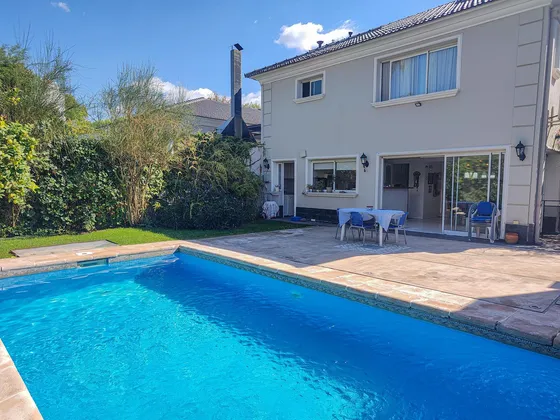 Casa En Venta De 3 Habitaciones Con Pileta Barrio Dalvian