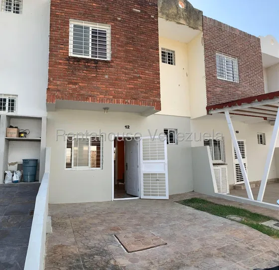 Dalisa Bigott Vende Casa En Urb. Don Pepe Cabudare | 2h 2b | 72m² | 2 Niveles | Pozo Propio | Estacionamiento | #25-20540