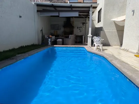 Casa Sector Sur Con Piscina. Cinco Dormitorios, Tres Baños.