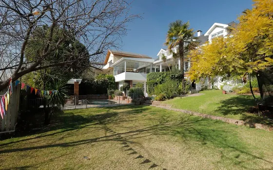 Soleada Y Remodelada Casa Con Vistas En Calle Tranquila