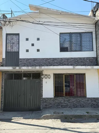 Excelente Casa Con 4 Departamentos