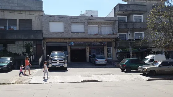 Venta 3 Apartamentos Y 2 Locales - Padron Unico 388 Mts2 - Edificados 674 Mts2 En 2 Plantas - Jose Serrato Esquina Gral. Flores