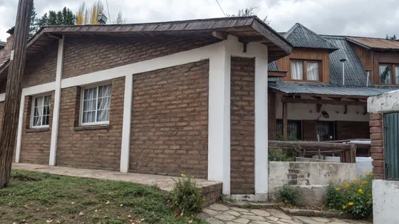 Casa 3 Dormitorios. Esquel. Sobre Avenida