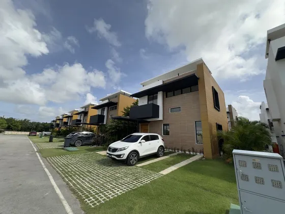 Lujosa Villa De 2 Niveles Con 3 Habs, En El Corazon De Vista Cana