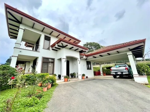 Venta De Casa Seminueva Con Amplio Terreno En Grecia En Condominio Tipo Country Club