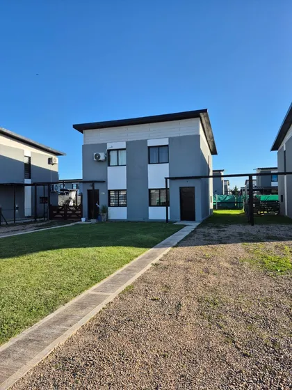 Duplex A Estrenar Con Jardin Y Cochera