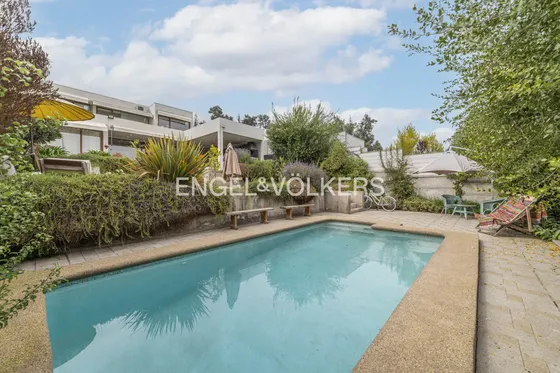 Moderna Casa Con Jardín De Hermoso Diseño