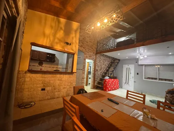 Casa En Alquiler - 4 Dormitorios 2 Baños - La Plata