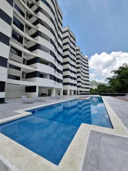G-5888. Alexora Tiene En Alquiler Exclusivo Apartamento En Las 4 Avenidas De La Urb. El Parral, Res. Omega. Pozo Y Planta 100%. (2,2,2)
