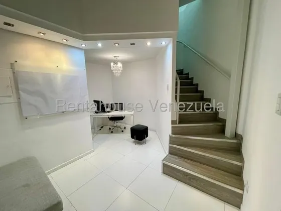 María Martínez Tiene En Alquiler Un Consultorio Moderno, Completamente Nuevo Al Este De Barquisimeto, Con Sala De Espera, A/a, Agua Constante, Internet, Fácil Acceso.