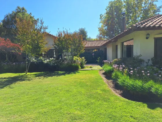Casa Chilena De Amplios Espacios En Condominio De Pirque