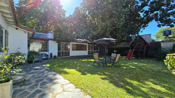 Casa 5 Ambientes Con Jardin Local Y Cochera