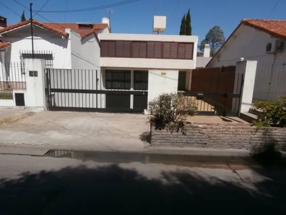 Vendo Casa Americana Con Fondo Y Piscina 