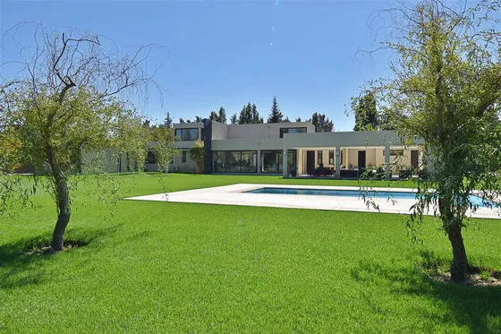 Casa En Venta De 5 Dorm. En Colina