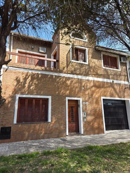 Venta Casa De 3 Dormitorios Con Patio, Barrio Jorge Cura Rosario