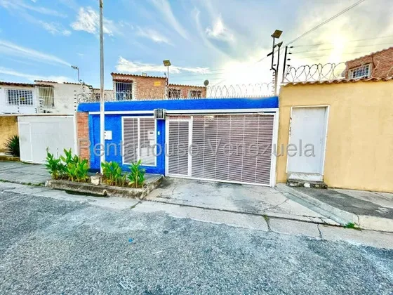 Casa En Venta Barquisimeto Urbanización El Parral Nueva Segovia Completamente Equipada Y Amoblada Cuatro Habitaciones Planta Eléctrica Tanque Subterráneo 11000 Litros - Eduardo Nunes