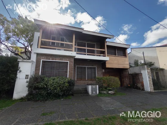 Casa  En Venta 5 Ambientes Con Piscina Castelar