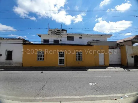 Raiza Suarez Vende Edificio Comercial En El Centro De Barquisimeto,-2 4 9 2 9 8-. Posee 2 Plantas Y Las Bases Del 3er Piso, Habitaciones, Baños, Estacionamientos, Alta Seguridad. De Oportunidad!!!!