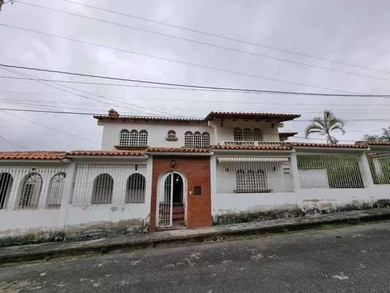 Casa Con Buena Vista En Venta En Colinas De Carrizal Urbanizacion Pan De Azucar Miranda 