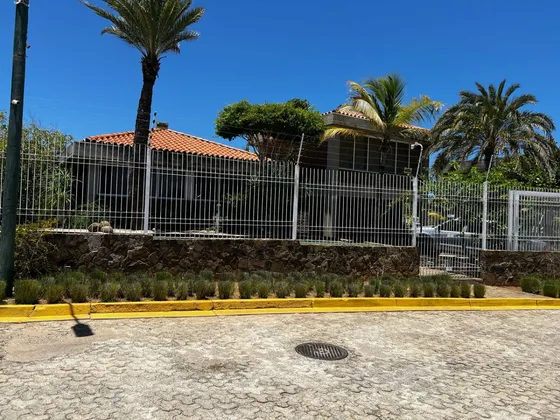 Elegante Casa Con Amplios Espacios En Playa Moreno Ic-00438