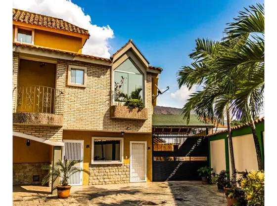 Se Vende/alquila Town House 150m2 Maracay 6975