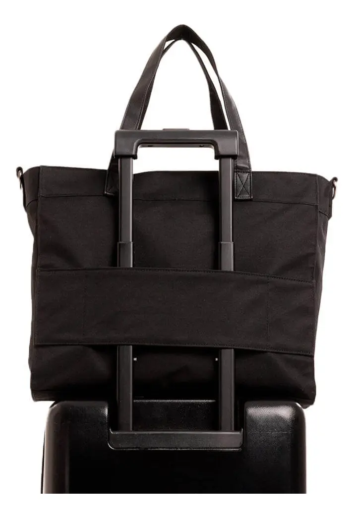 Bolsa Tote Gocase acoplada à alça de uma mala de viagem através de faixa traseira