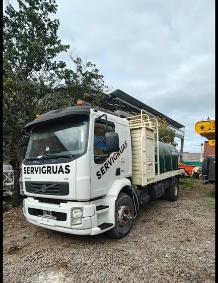 Camión Playo Con Cabina, Marca Volvo, Modelo Vm260 4x2, Nvh7