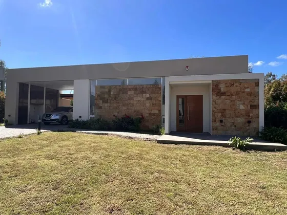 Casa En Venta - 3 Dormitorios 2 Baños - 932mts2 - Arturo Seguí, La Plata